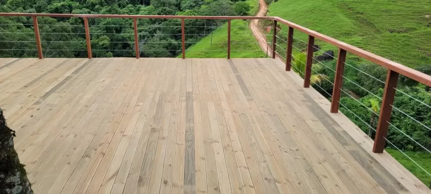 Ambientes que Encantam: Como a Madeira Tratada Torabras Transforma Sua Propriedade para Celebrar o Fim de Ano